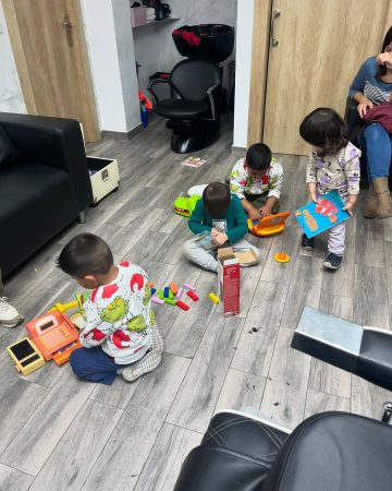 nenes-jugando-en-la-barberia-de-bea